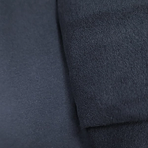 Gros plan détaillé du tissu noir doux montrant des surfaces lisses et veloutées