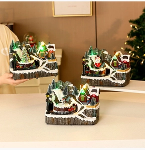 Dettaglio di villaggi di Natale musicali e luminosi in resina con figure rotanti