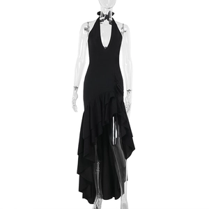 Détail d'une robe licou noire avec décolleté en V profond et ourlet à volants de style sirène