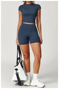 Dettaglio del set yoga blu scuro con crop top a maniche corte e pantaloncini