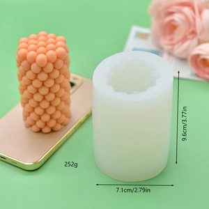 Detailansicht der zylindrischen Silikonform mit Maßen von 9,6 cm Höhe und 7,1 cm Durchmesser