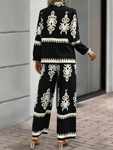 Détail du motif géométrique élégant noir et blanc sur l'ensemble pantalon et chemise