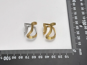 Dettaglio dell'anello irregolare oro e argento con misura dell'altezza di 25 mm
