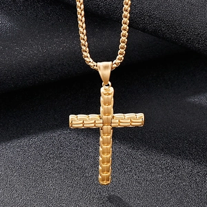 Vue détaillée du pendentif croix en acier inoxydable doré avec motif à carreaux