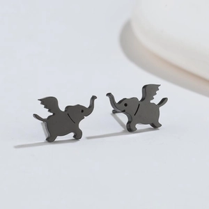 Détail macro de boucles d'oreilles éléphant volant en acier inoxydable noir mat