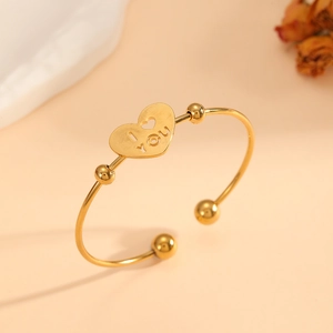 Goldenes Herz-Armband aus Edelstahl mit eingraviertem I YOU Schriftzug auf beigem Hintergrund