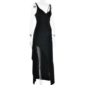 Détail de la robe moulante noire avec col en V et fente haute sur le côté pour femme