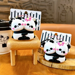Simpatici portachiavi di panda magnetici per coppie, ideali per borse o piccoli regali.