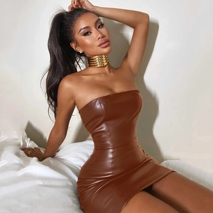 Sexy braunes figurbetontes Schlauchkleid aus Kunstleder für Damen mit Glanzoptik