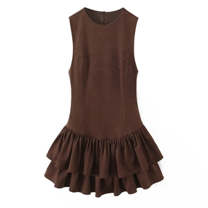 Robe courte marron sans manches à volants superposés avec texture en daim synthétique