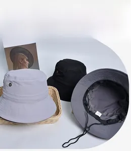Détail de chapeaux de soleil outdoor avec œillets d'aération et cordon réglable