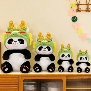Set van vier schattige panda knuffels met groen drakenkostuum voor het jaar van de draak