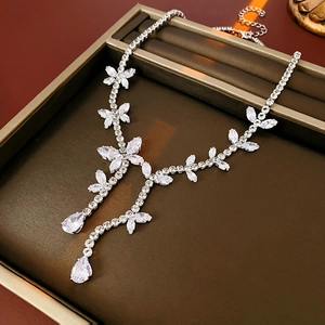 Gros plan du collier en zircon argenté avec motif de feuilles et pendentifs en goutte d'eau