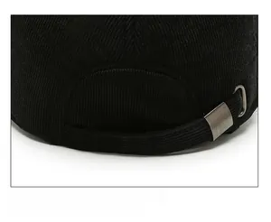 Détail de la boucle argentée ajustable et texture velours sur la casquette noire