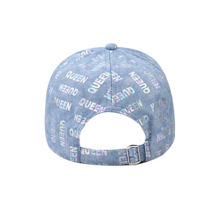 Dettaglio posteriore del cappello in denim con testo QUEEN olografico e fibbia in metallo