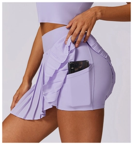 Détail de jupe-short de sport plissée violet clair avec poche latérale pour téléphone