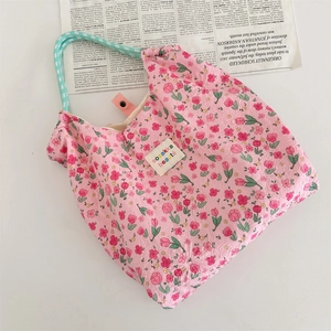 Dettaglio borsa shopper trapuntata rosa a fiori con manici in corda intrecciata
