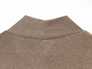 Dettaglio del collo alto in maglia bronzo con fili metallici luccicanti e consistenza