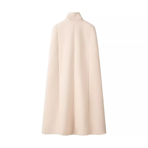 Vista posteriore del lungo cappotto a mantella beige con collo alto e trama in lana