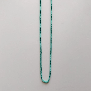 Detailansicht der blaugrünen Box-Kette und der polierten Metallstruktur dieser Hip-Hop-Kette