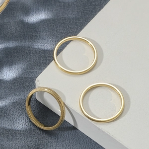 Lot de trois bagues en acier titane doré aux finitions lisses et mates minimalistes
