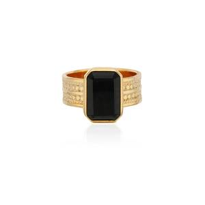 Detalle del anillo bañado en oro de 18k con ónice negro y un patrón texturizado en relieve