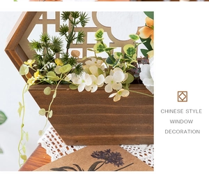 Primer plano de cesta de flores vintage de madera con plantas artificiales para decoración de pared