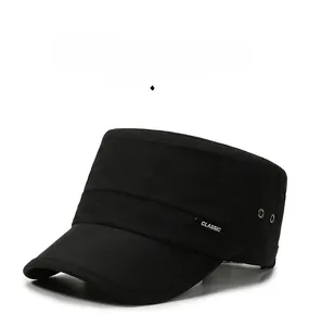 Détail de la casquette militaire noire en toile avec œillets et étiquette logo