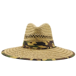 Dettaglio macro della trama traforata traspirante e bordo mimetico del cappello da sole