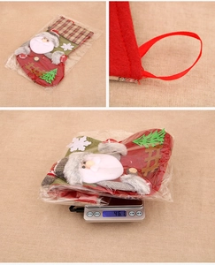 Details des roten Weihnachtsstrumpfes aus Filz mit Weihnachtsmann-Motiv und Gewicht