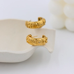 Boucles d'oreilles créoles en acier doré avec reliefs de lune, soleil et zircon