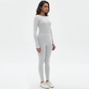 Détail de l'ensemble de yoga sans couture avec passe-pouces et legging plissé fessier