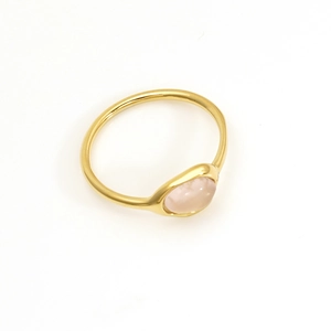 Bague minimaliste élégante en acier doré avec un cabochon en quartz rose poli et lisse