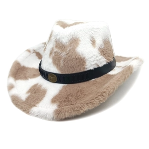 Detalle del sombrero vaquero de felpa con estampado de vaca marrón y banda decorativa de piel