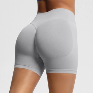 Détail du short de fitness gris sans couture à taille haute avec design effet push-up
