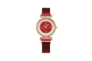 Détail du bracelet milanais magnétique rouge et du boîtier doré orné de strass
