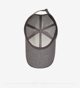 Vue intérieure de la casquette grise avec maille respirante et sangle de réglage arrière