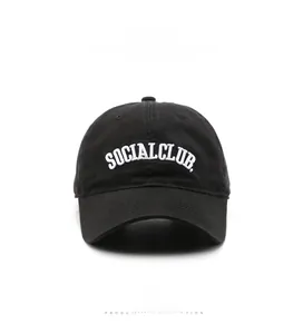 Dettaglio del ricamo 3D SOCIAL CLUB su un berretto da baseball in cotone nero