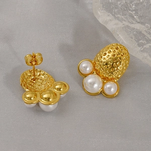 Octopus-inspired strawberry pearl earrings in stainless steel with a golden finish
