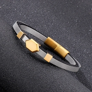 Bracelet à mailles multicouches avec fermoir magnétique et détails hexagonaux dorés