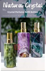 Makroaufnahme von Naturkristall-Parfümflakons aus Amethyst und Fluorit mit goldenen Pumpen
