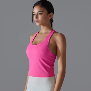 Détail du débardeur de sport côtelé rose vif avec texture en maille sans couture