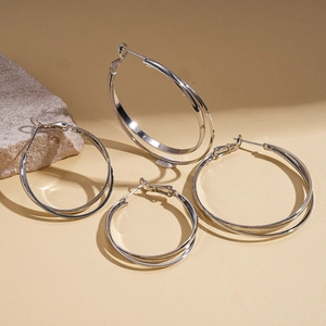 Boucles d'oreilles anneaux doubles en argent poli en quatre tailles sur socles en pierre