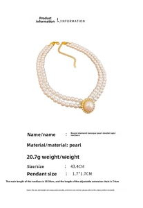 Détail d'un collier de perles baroques à double rang avec pendentif diamanté et chaîne dorée