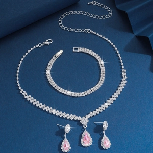 Détails du coffret bijoux de mariée avec pierres roses et collier en alliage d'argent poli