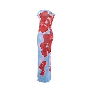 Dettaglio dell'abito lungo a fascia slim blu con stampe floreali rosse vivaci