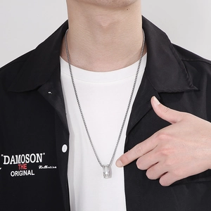 Nahaufnahme der minimalistischen silbernen Titanstahlkette mit doppeltem Ringanhänger am Modell