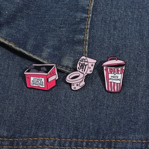 Détails de broches en émail rose motif poubelle et toilettes sur tissu denim