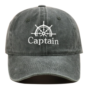 Detail der weißen Captain-Stickerei und des Steuerrad-Logos auf gewaschener Baseballkappe