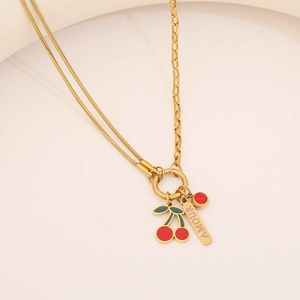 Détail du collier doré avec pendentif cerise, barre AMOUR et breloque en pierre rouge